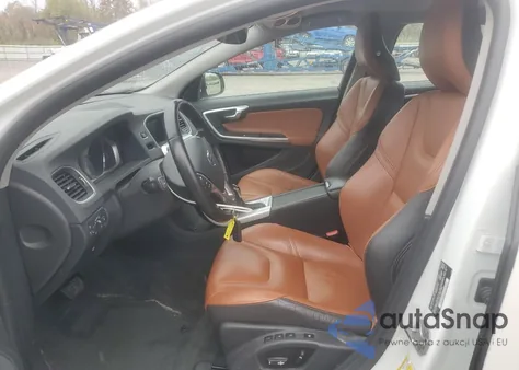 2017 Volvo S60 Platinum z USA, uszkodzony, nr VIN LYV402TM3HB141168